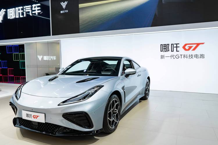 深圳41哪吒汽车在智能汽车领域的表现，领途汽车在新能源汽车市场中的影响力